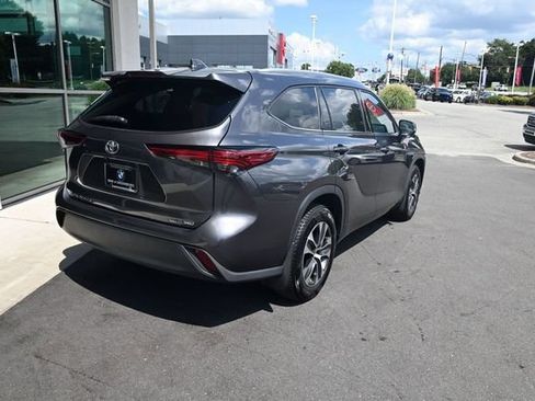 Used 2022 Toyota Highlander XLE AWD/4WD image 10