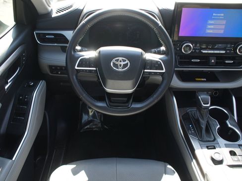 Used 2023 Toyota Highlander Platinum image 5