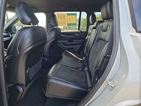 Used 2023 Jeep Grand Cherokee Altitude image 18