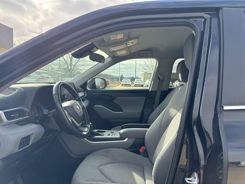 Used 2023 Toyota Highlander L image 12