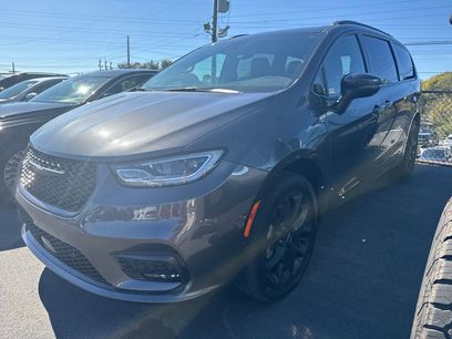 Used 2023 Chrysler Pacifica Touring-L w/ S Appearance Package