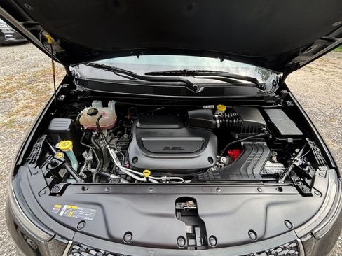 Used 2024 Chrysler Pacifica Touring-L FWD image 33