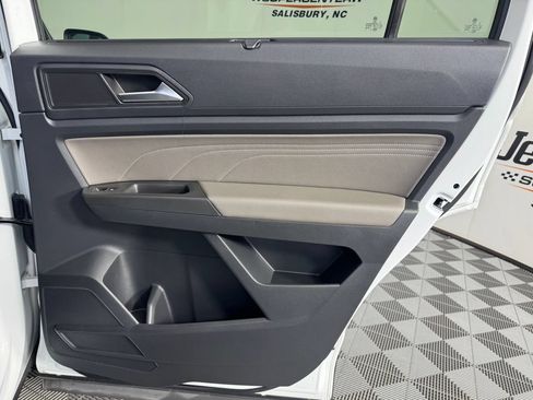 Used 2023 Volkswagen Atlas SE w/ Panoramic Sunroof Package FWD image 29