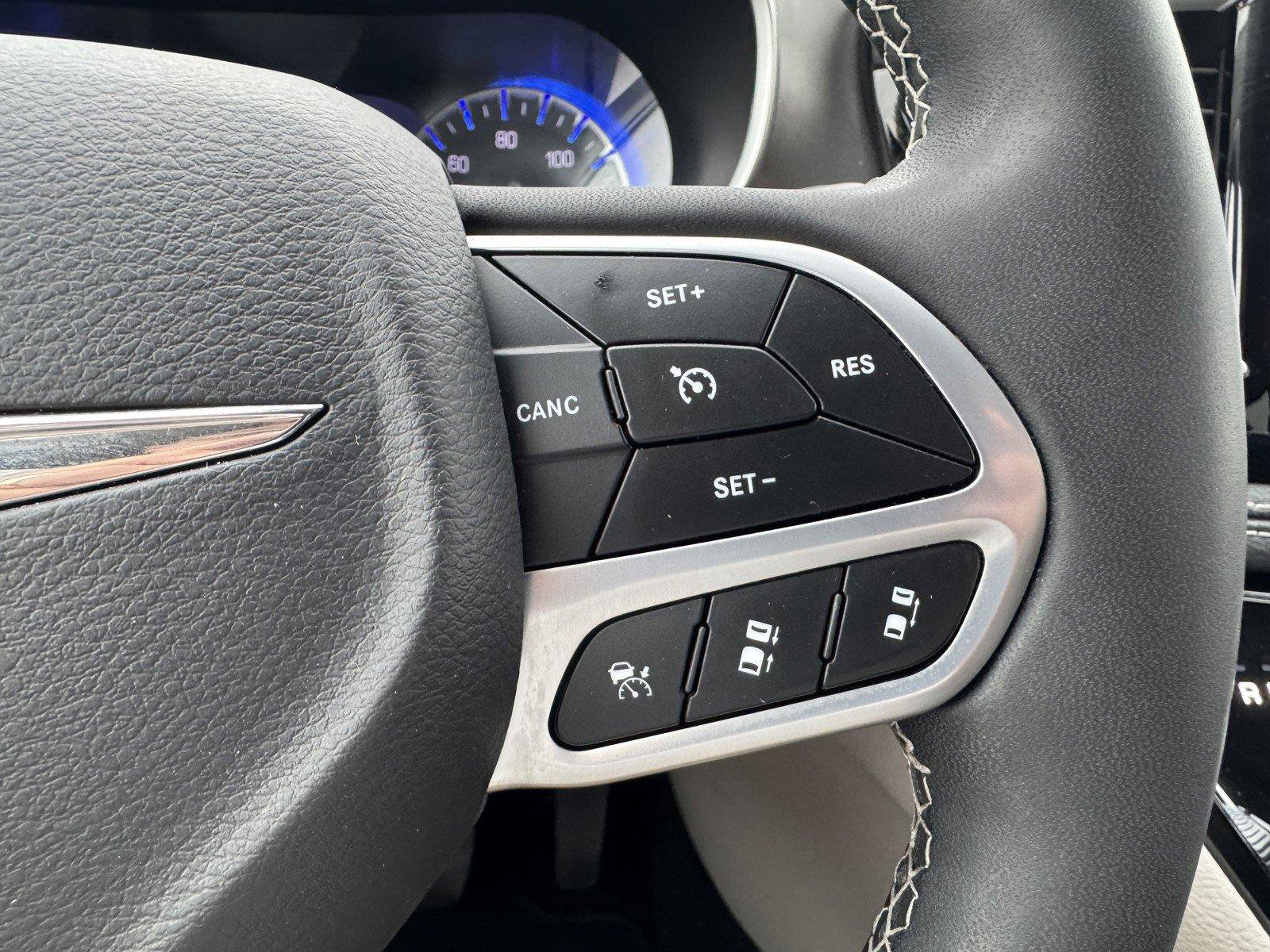 Used 2023 Chrysler Pacifica Touring-L FWD image 22