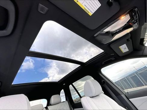 Used 2025 BMW X5 xDrive40i w/ Parking Assistance Package image 17