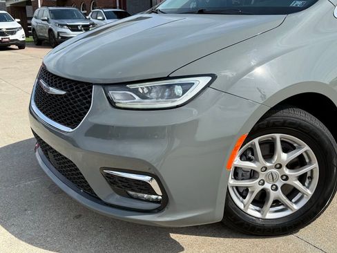 Used 2023 Chrysler Pacifica Touring-L FWD image 20