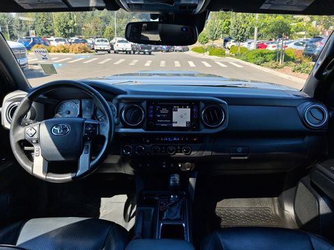 Used 2018 Toyota Tacoma TRD Sport AWD/4WD image 11