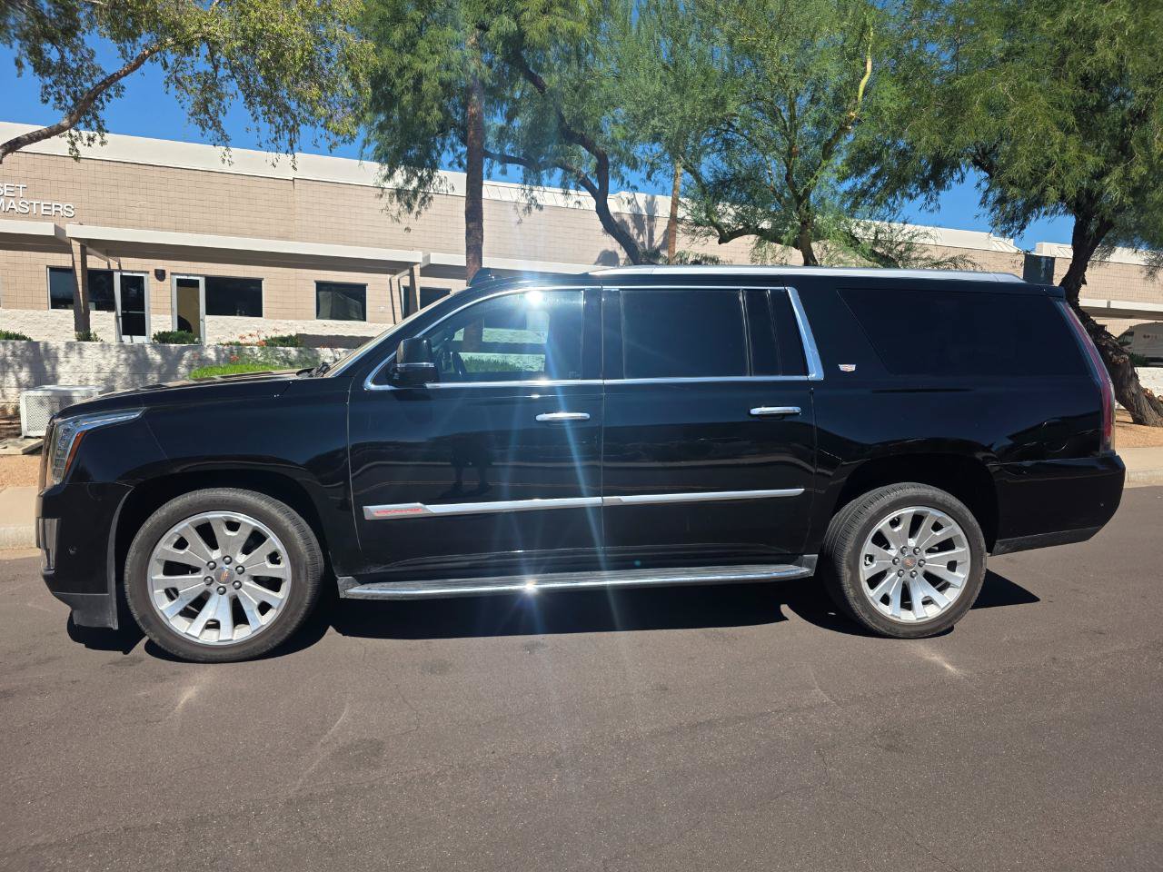 Used 2019 Cadillac Escalade ESV Luxury AWD/4WD image 3