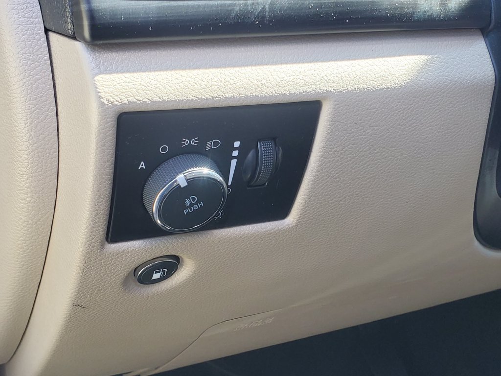 Used 2022 Jeep Grand Cherokee Laredo E AWD/4WD image 7