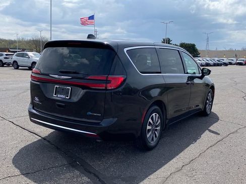 Used 2024 Chrysler Pacifica Limited FWD image 3