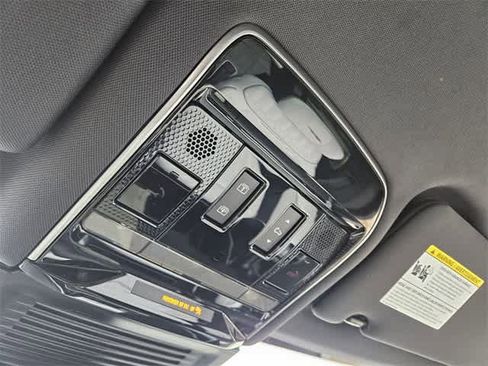 Used 2025 Land Rover Range Rover Long Wheelbase Autobiography image 37