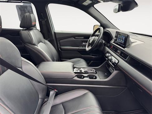 Used 2025 Honda Pilot TrailSport image 15