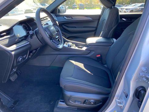 Used 2025 Jeep Grand Cherokee Laredo X w/ Luxury Tech Group I image 5