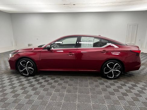 Used 2025 Nissan Altima 2.5 SR FWD image 12