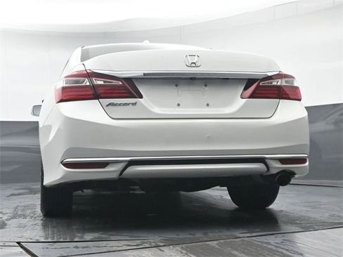 Used 2017 Honda Accord EX image 32