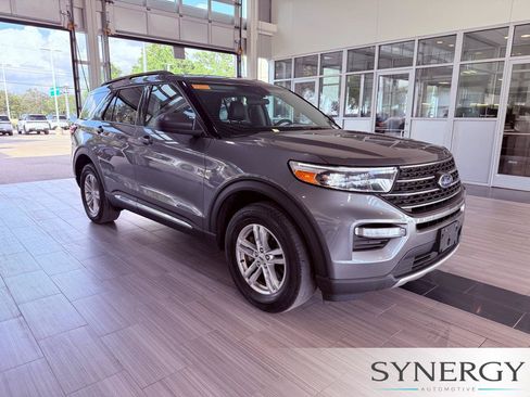 Used 2023 Ford Explorer XLT w/ Equipment Group 202A AWD/4WD image 3
