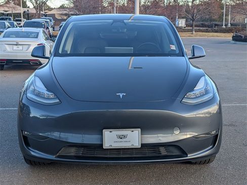 Used 2022 Tesla Model Y Long Range image 8