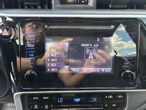 Used 2018 Toyota Corolla SE FWD image 10