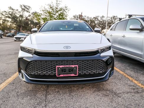 Used 2023 Toyota Crown Limited image 4