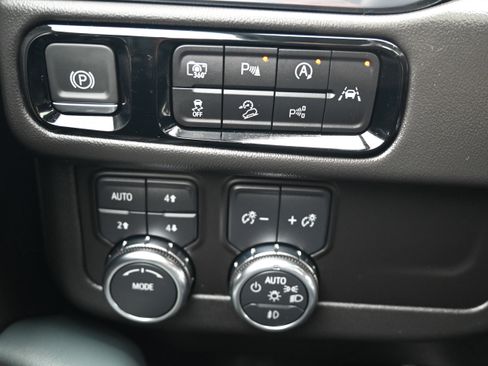 Used 2025 GMC Yukon XL AT4 w/ AT4 Premium Package image 30