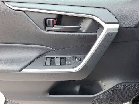 Used 2022 Toyota RAV4 LE image 12