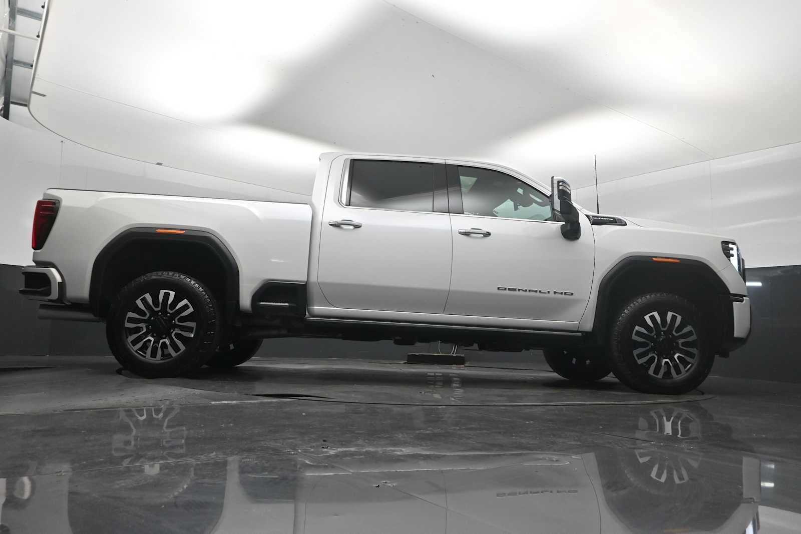Used 2025 GMC Sierra 2500 Denali Ultimate w/ Max Trailering Package AWD/4WD image 25