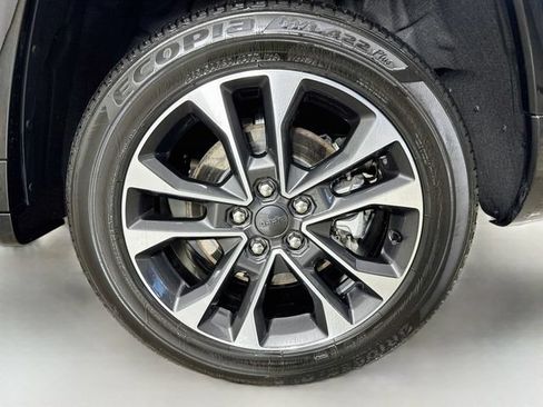 Used 2023 Jeep Grand Cherokee L Overland w/ Luxury Tech Group IV AWD/4WD image 35