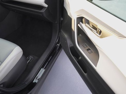 Certified 2022 Toyota RAV4 XLE Premium image 17