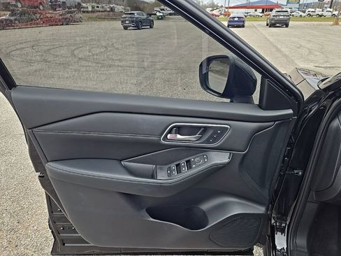 Used 2024 Nissan Rogue Platinum image 16