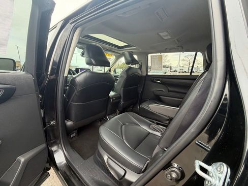 Used 2023 Toyota Highlander XLE image 18
