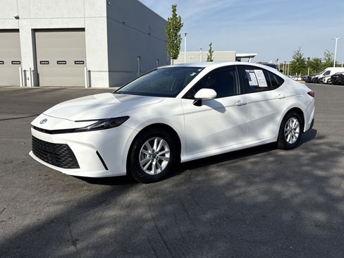 Used 2025 Toyota Camry LE w/ Convenience Package image 5
