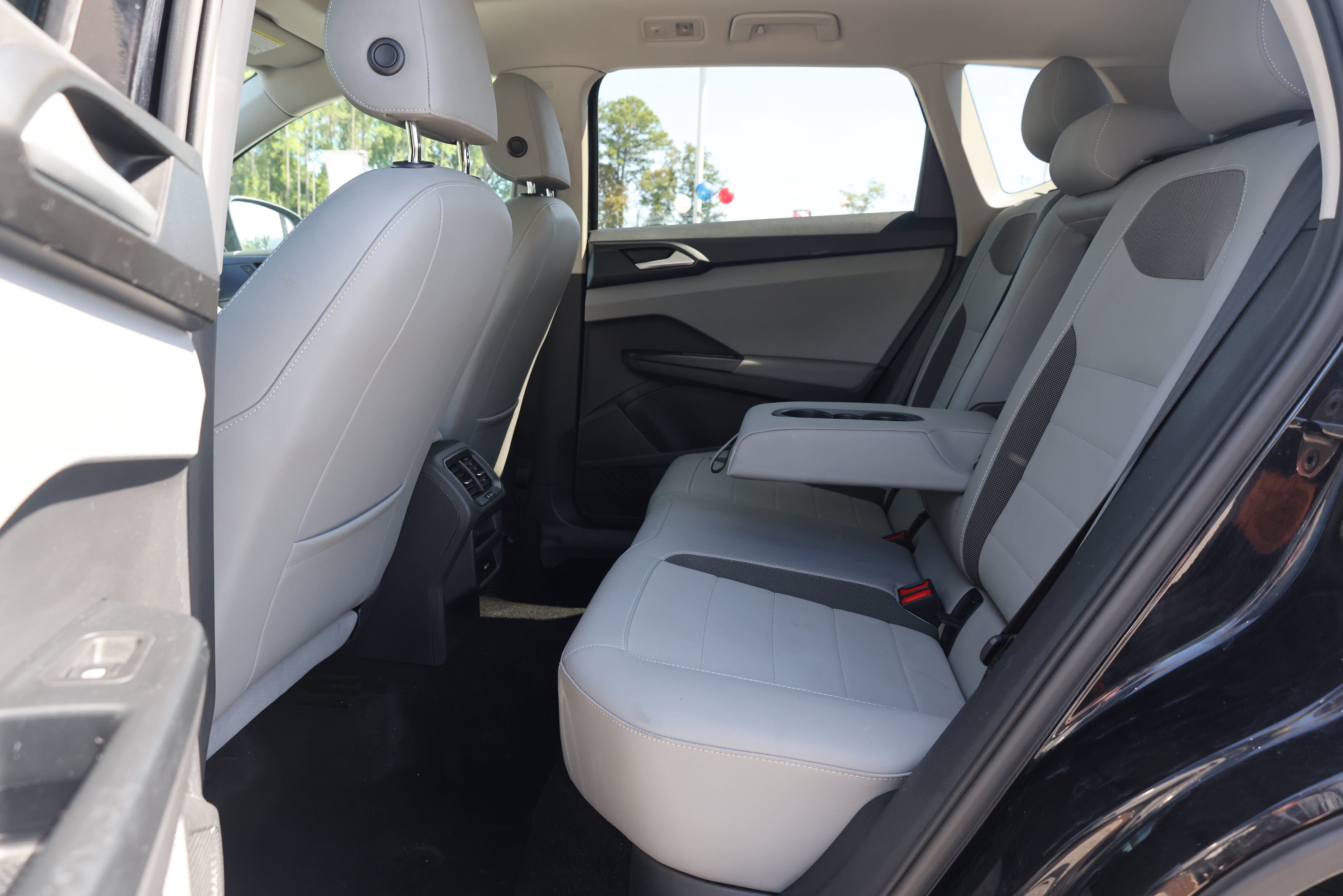 Used 2022 Volkswagen Taos SE w/ Panoramic Sunroof Package FWD image 13