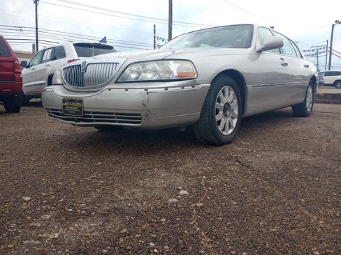 Used 2008 Lincoln Town Car Signature L image 3