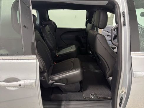 New 2026 Chrysler Pacifica Select image 18