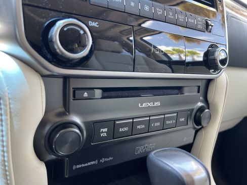 Used 2023 Lexus GX 460 Premium w/ Accessory Package AWD/4WD image 29