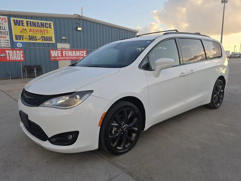 Used 2019 Chrysler Pacifica Touring-L Plus w/ S Appearance Package image 2