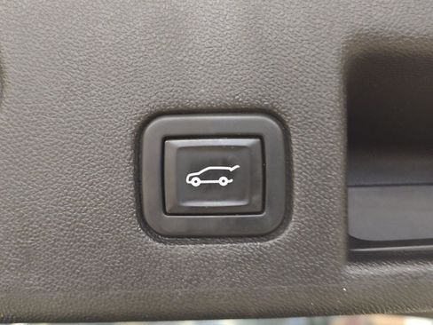 Used 2020 Chevrolet Equinox LT w/ Driver Convenience Package image 22