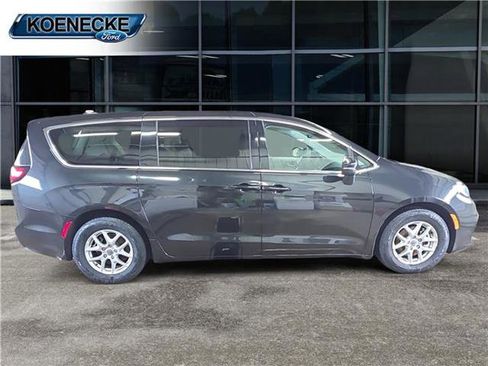 Used 2023 Chrysler Pacifica Touring-L image 6