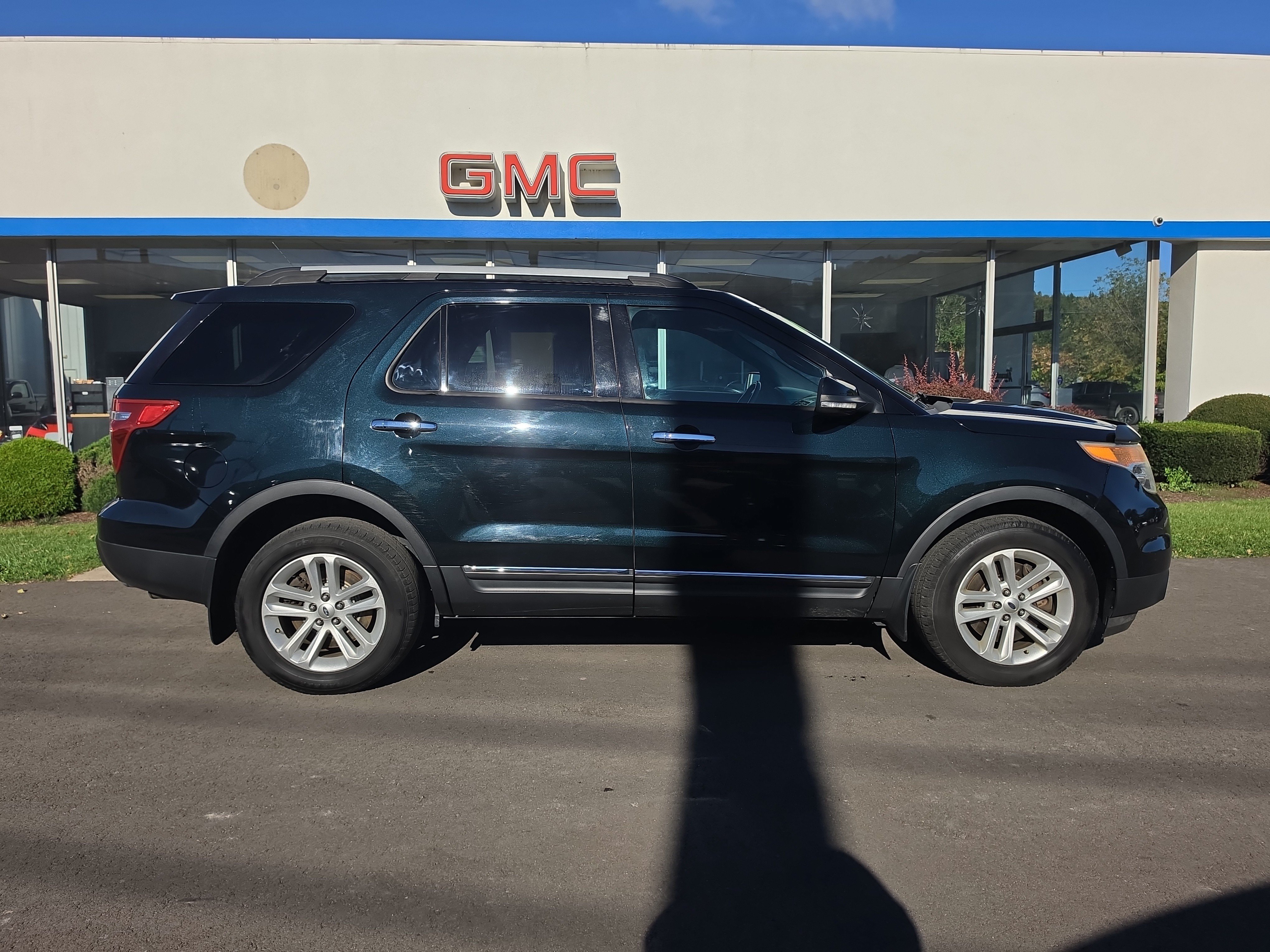 Used 2014 Ford Explorer XLT w/ Equipment Group 202A AWD/4WD image 2