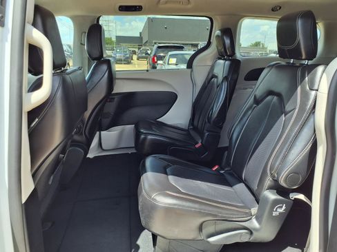 Used 2024 Chrysler Pacifica Touring-L FWD image 21
