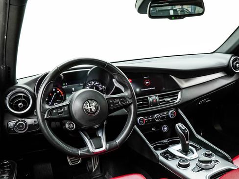 Used 2023 Alfa Romeo Giulia Veloce AWD/4WD image 5