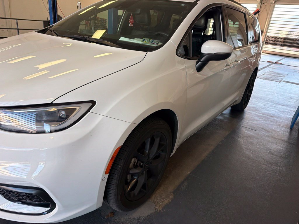 Used 2023 Chrysler Pacifica Touring-L w/ S Appearance Package AWD/4WD image 3