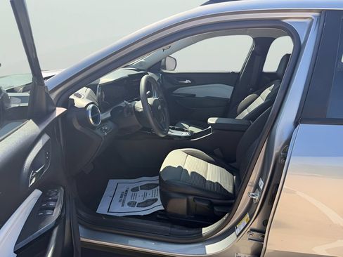 Used 2025 Chevrolet Trax LT FWD image 11