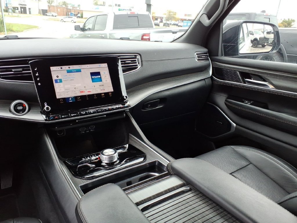 Used 2024 Jeep Wagoneer Series II w/ Flexible Seating Group AWD/4WD image 15