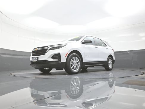 Used 2024 Chevrolet Equinox LS w/ Driver Confidence II Package AWD/4WD image 11