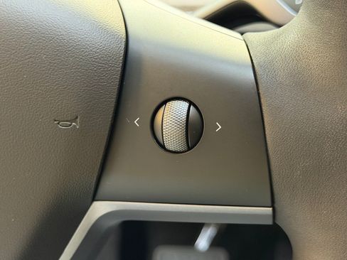 Used 2022 Tesla Model Y Long Range image 25