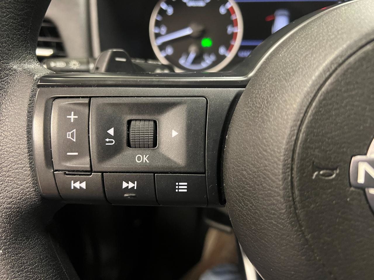Used 2024 Nissan Rogue SV FWD image 38