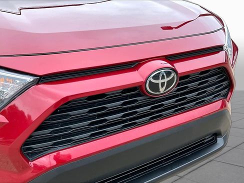 Used 2020 Toyota RAV4 XLE Premium FWD image 30