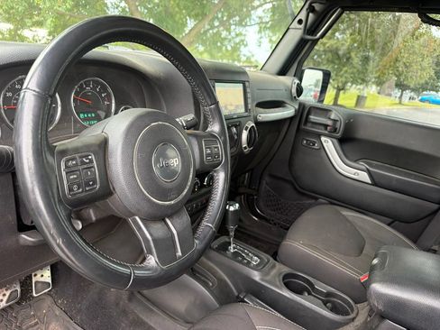 Used 2017 Jeep Wrangler Unlimited Rubicon w/ Cold Weather Group AWD/4WD image 12