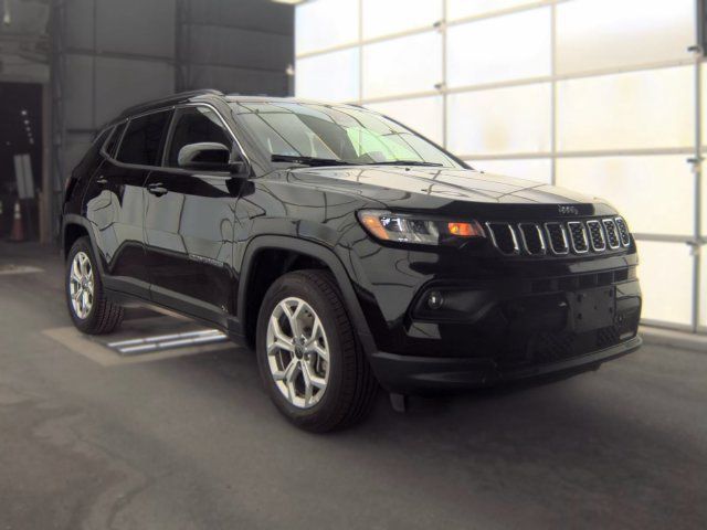 Used 2025 Jeep Compass Latitude AWD/4WD image 3